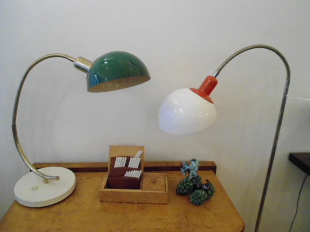 antike Tischlampe mit zwei grünen und weißen Lichtern in einer gemütlichen Umgebung, Vintage-Details