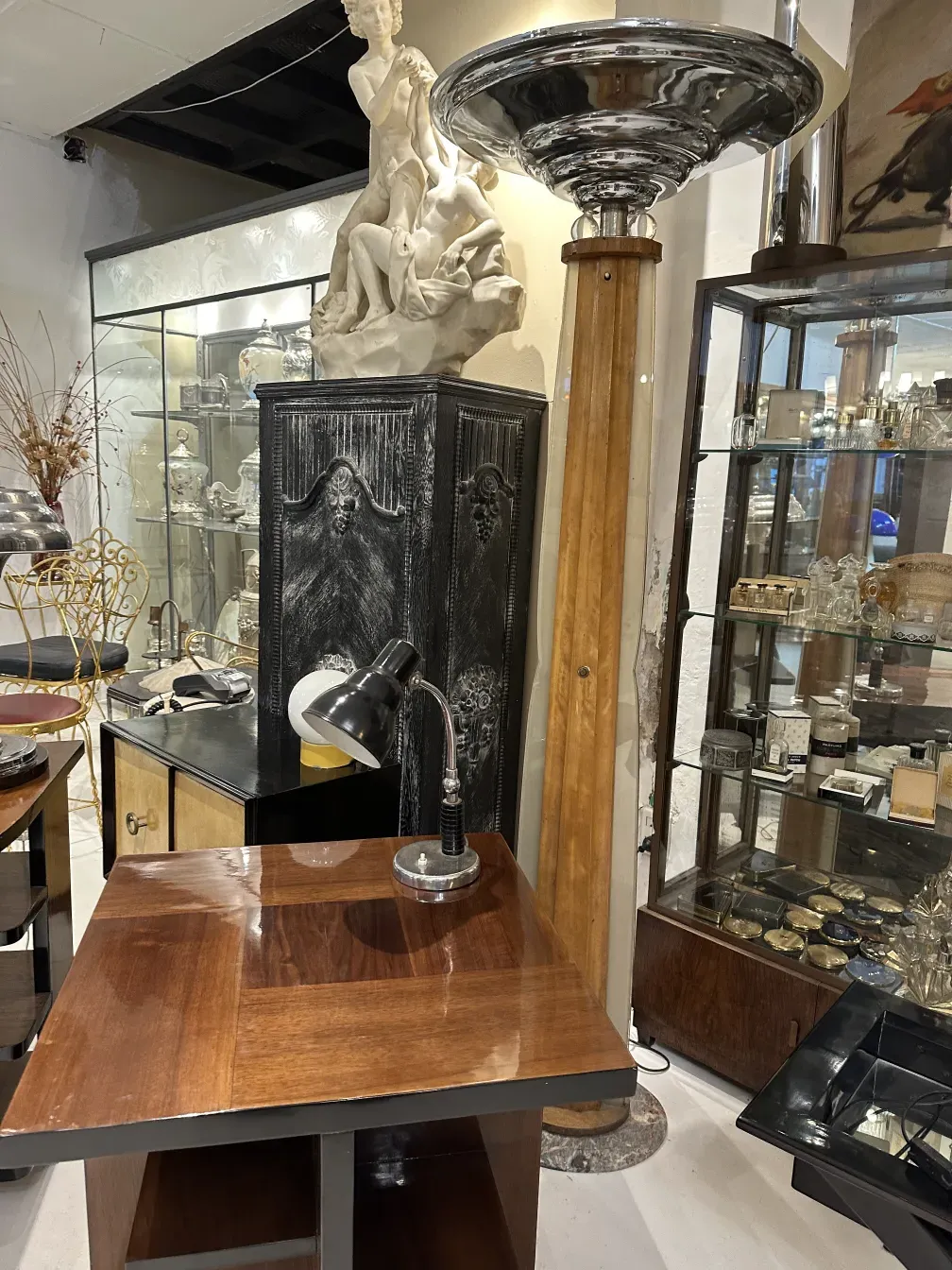 lampara de mesa antigua con base de metal y madera, ambiente elegante