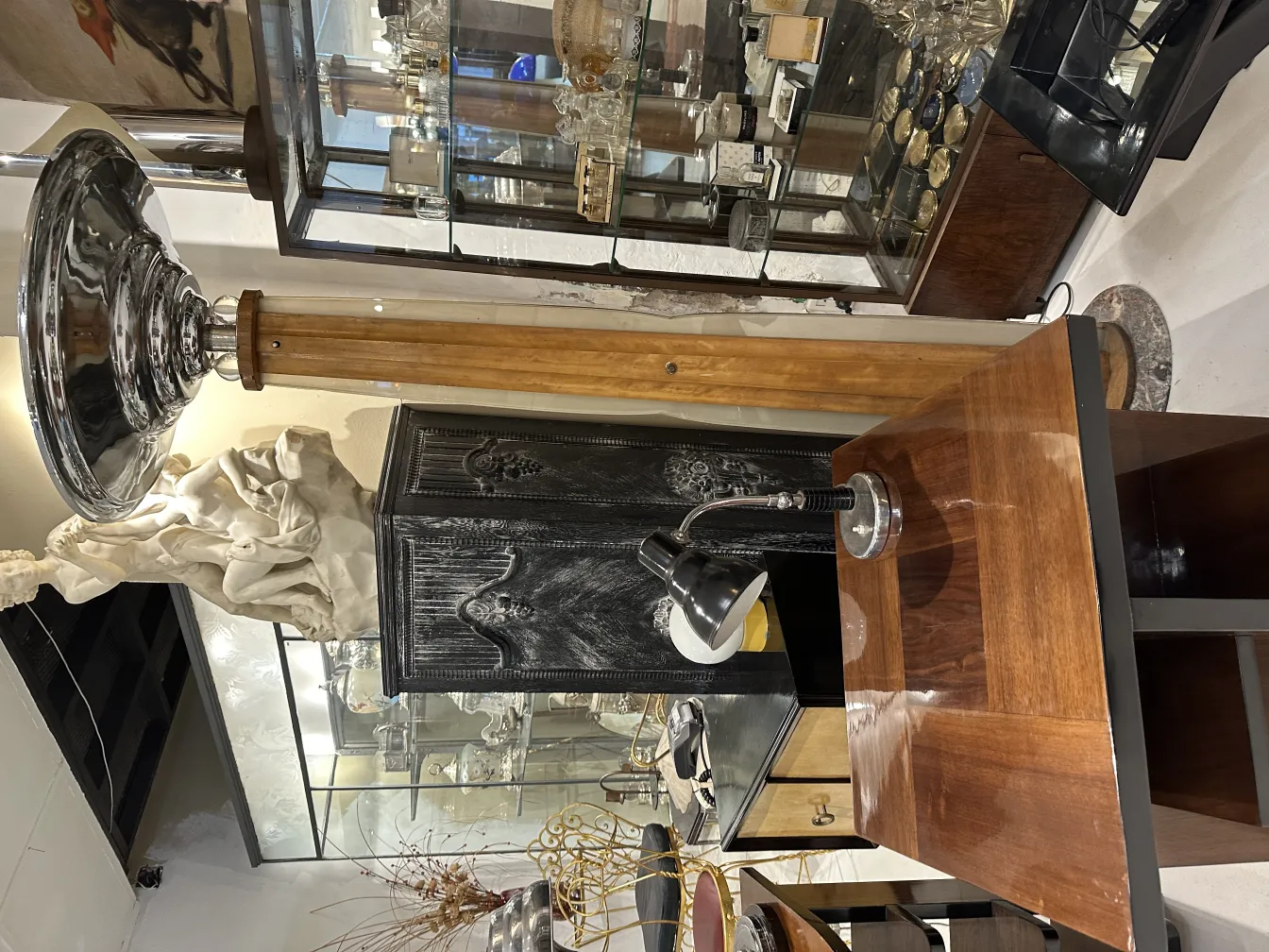 antike tischlampe mit elegantem design in einem antiquitäten-umfeld