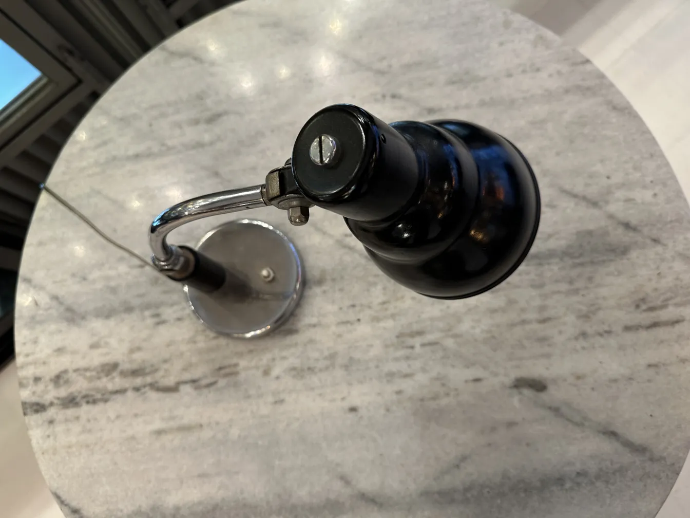 antike tischlampe mit chrombasis und verstellbarem arm