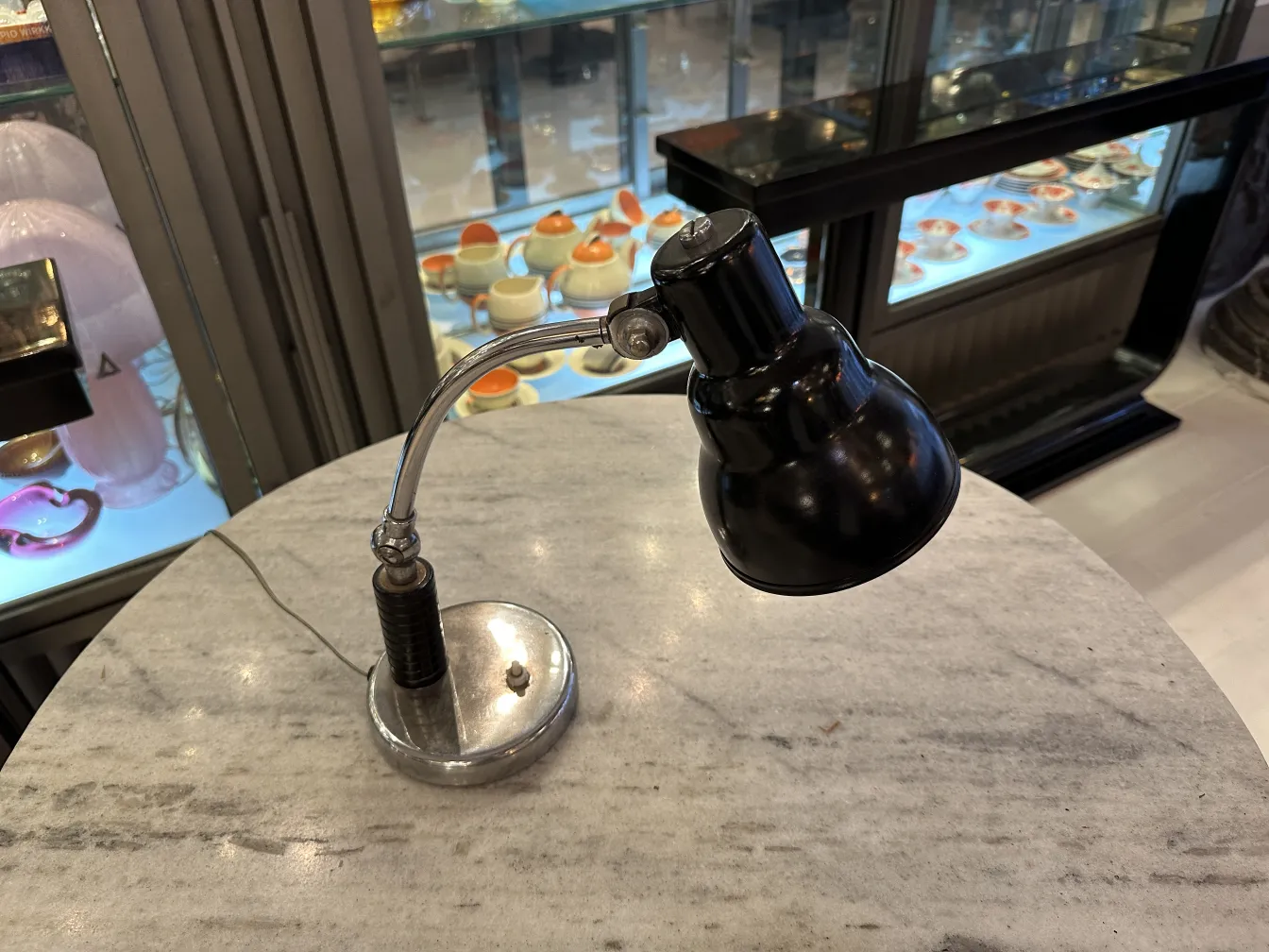 古老的黑色台灯在古董商店里