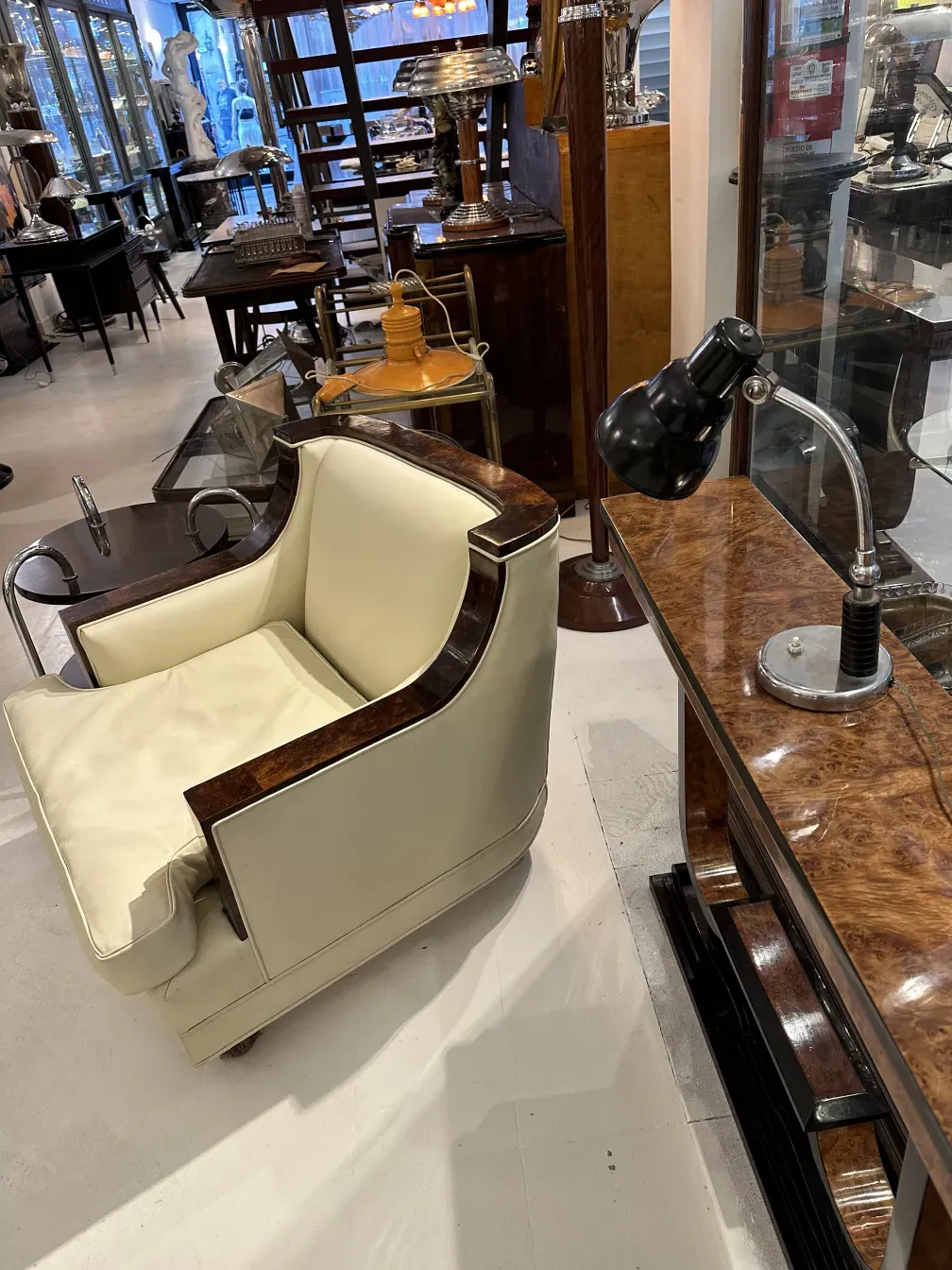 antik tischlampe mit elegantem design und runder basis