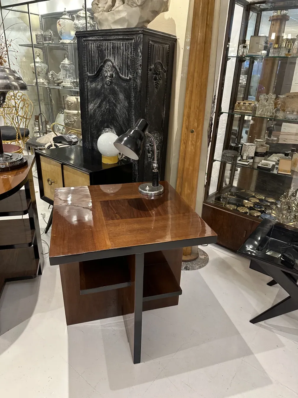 lampara de mesa antigua en una mesa con objetos decorativos