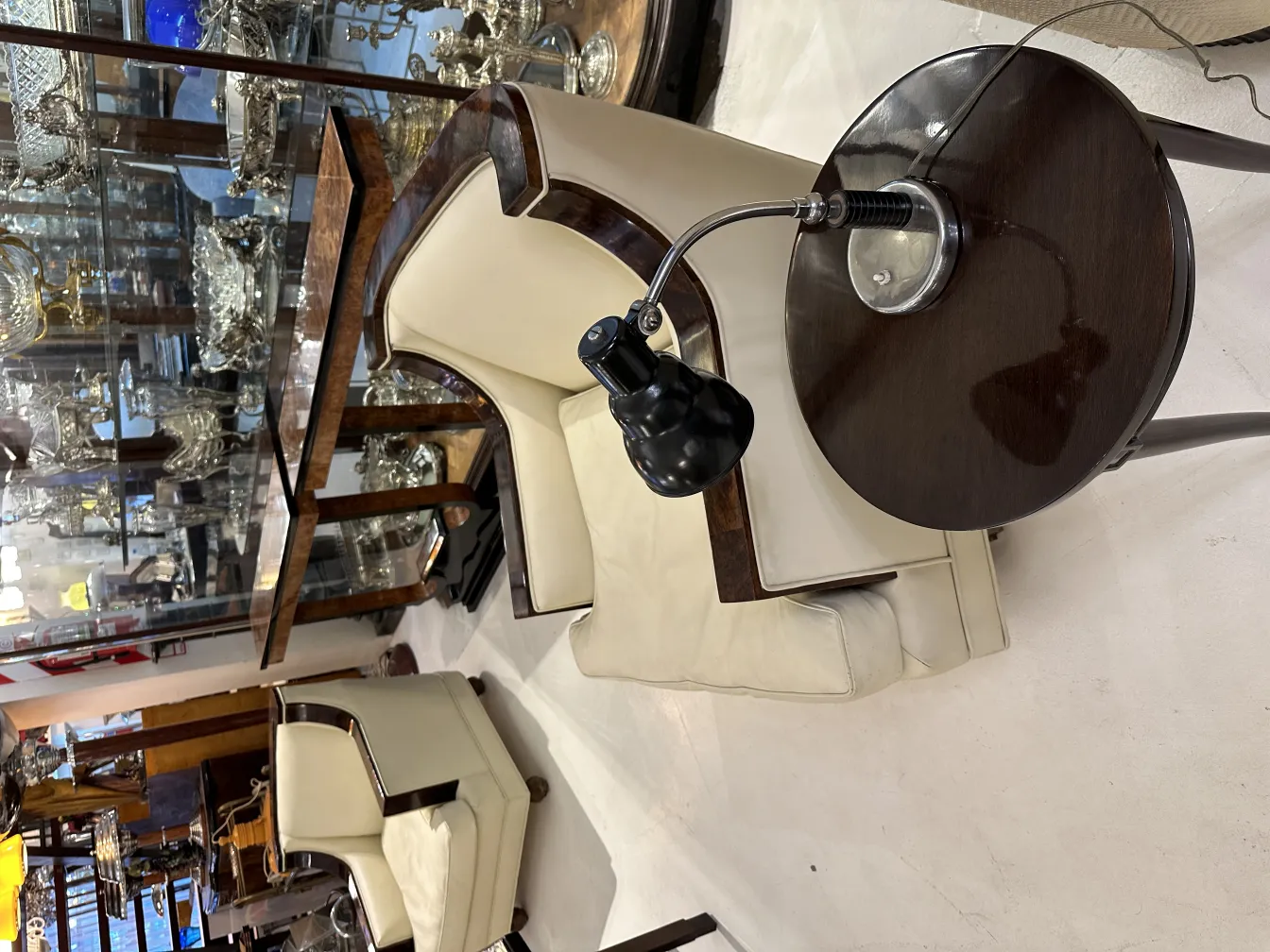 Lampe de bureau ancienne avec base noire sur une table élégante