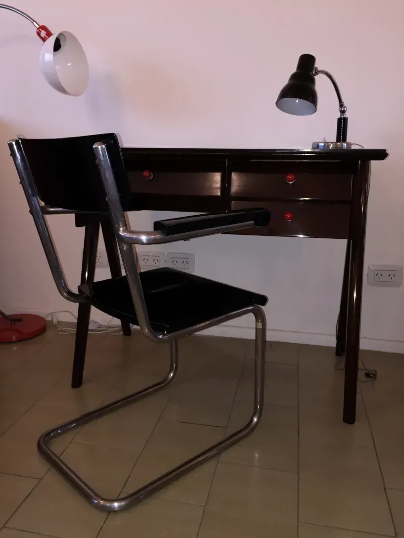 lámpara de mesa antigua con brazo ajustable, ambiente de estudio