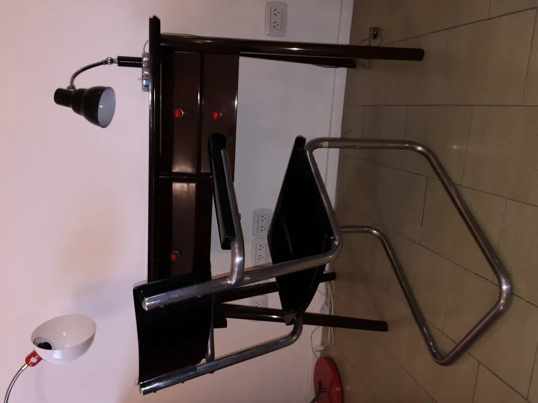 Lámpara de mesa antigua con diseño moderno y brazo ajustable, ideal para estudios.