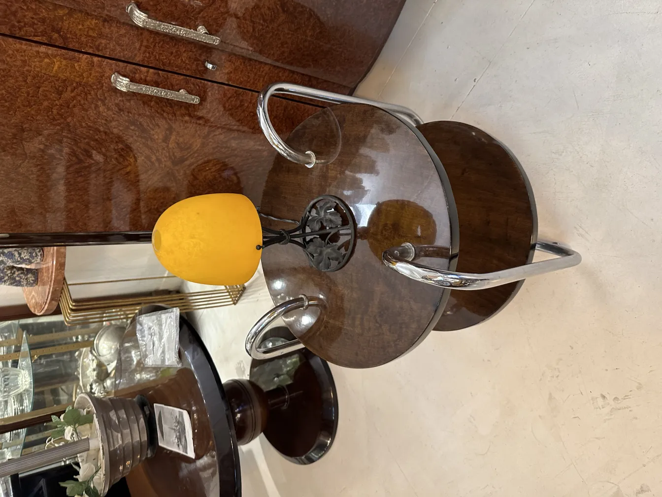 Lampe de bureau ancienne avec lumière jaune, ambiance chaleureuse.