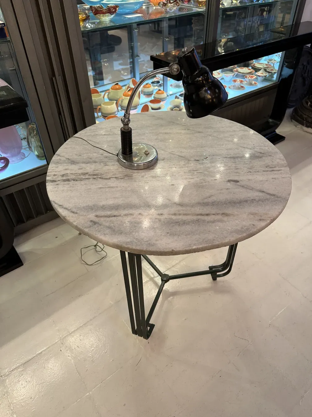 Lampada da tavolo antica di Christian Dell con design elegante e base cromata.