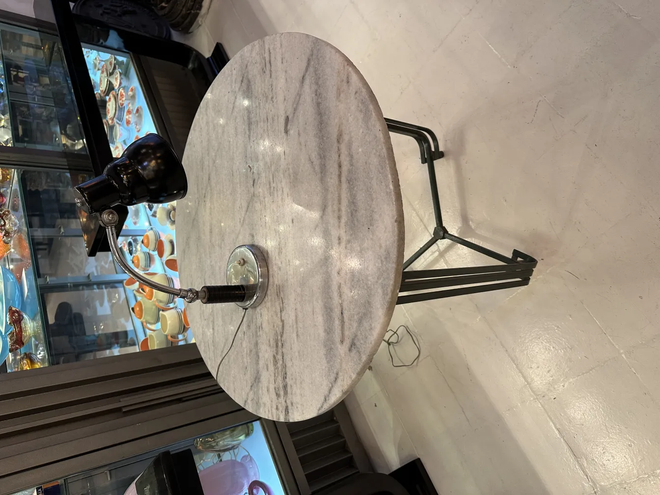 lampara de mesa antigua negra sobre una mesa de mármol