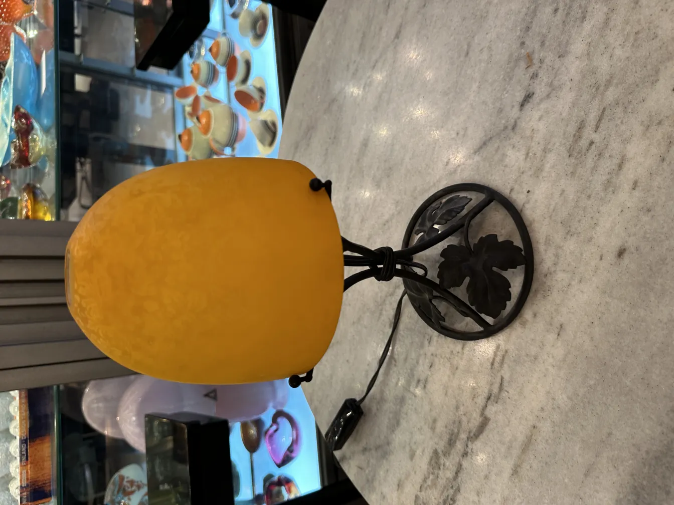 Ancienne lampe de bureau jaune sur une table en marbre