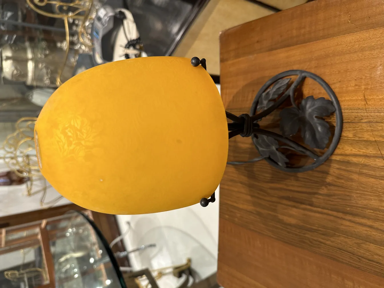 lampara de mesa antigua con luz amarilla suave, ambiente acogedor