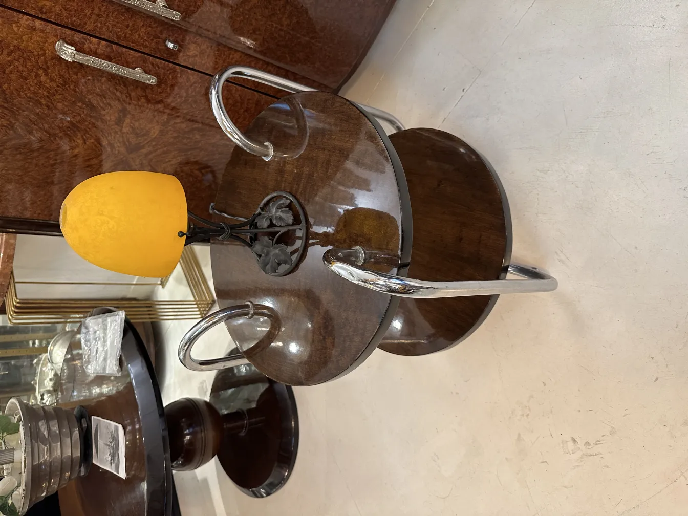 古いテーブルランプと黄色いシェード、エレガントな部屋にセット。