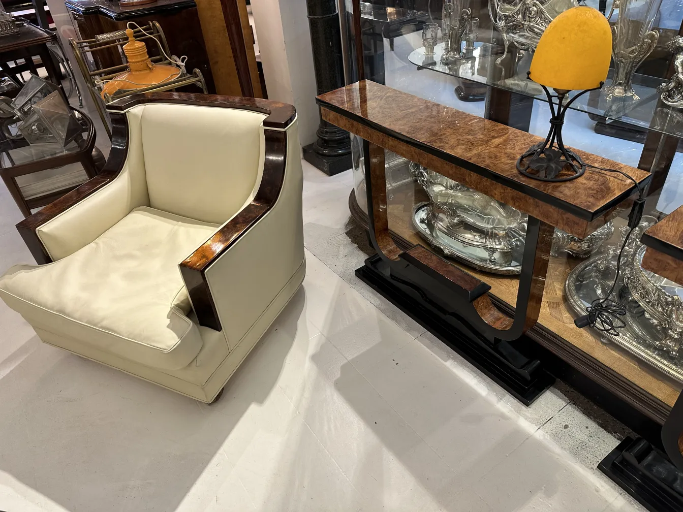 antique table lamp with black base and elegant design, cozy atmosphere, vintage furniture.