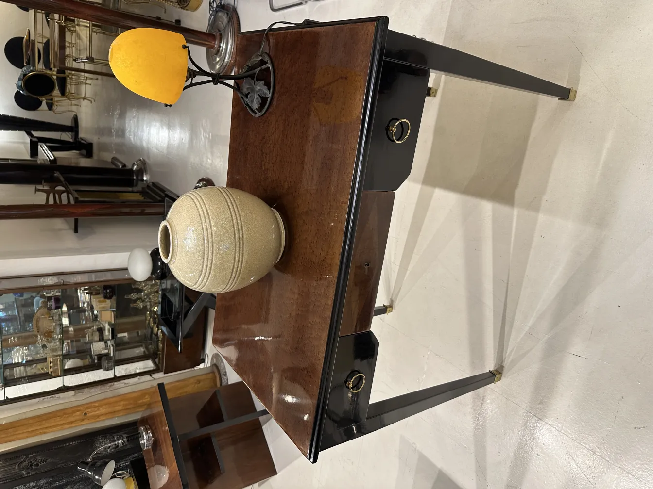 Lampe de bureau ancienne avec base noire et abat-jour jaune