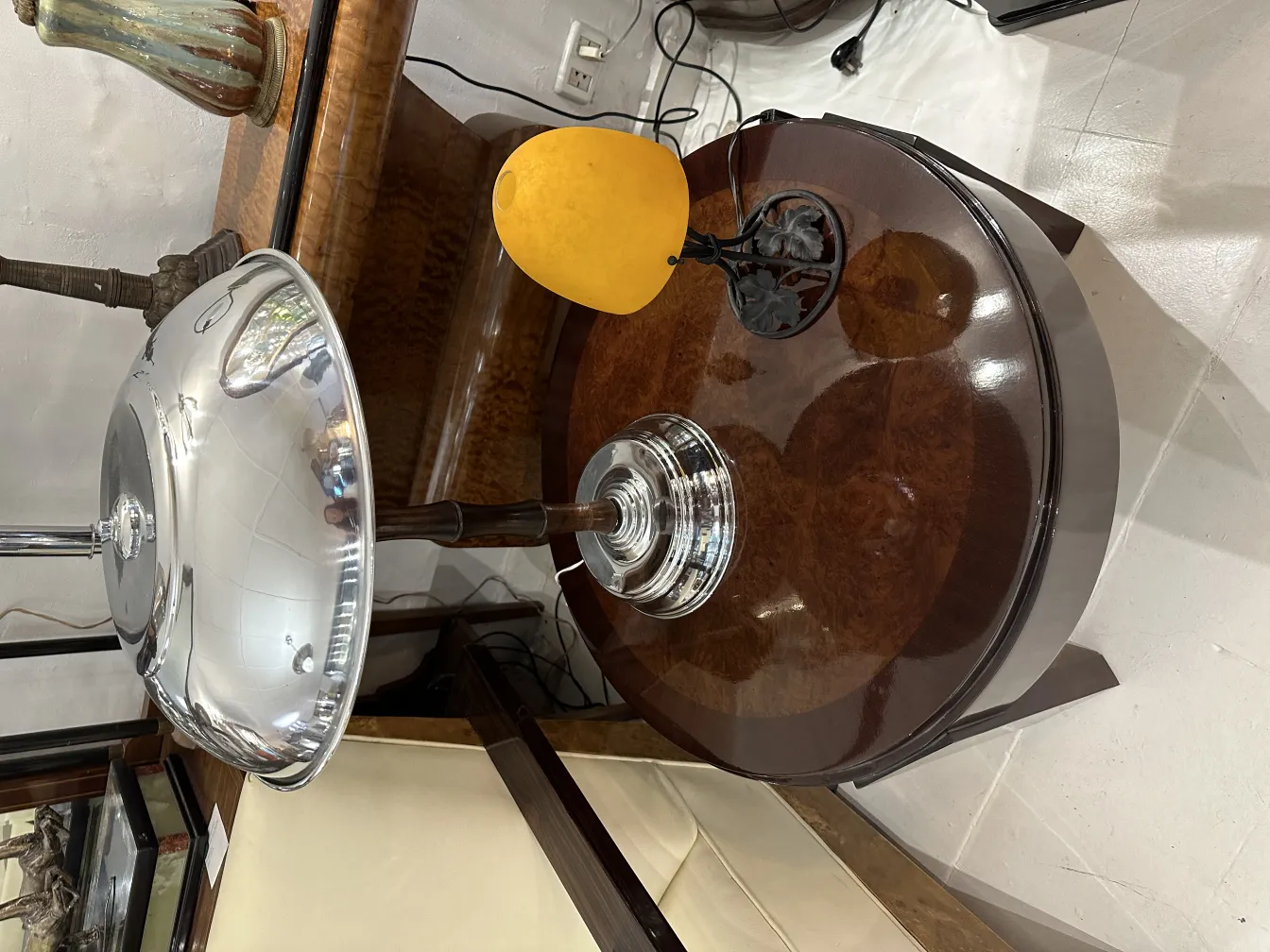 lampe de bureau ancienne avec abat-jour au design moderne, environnement élégant