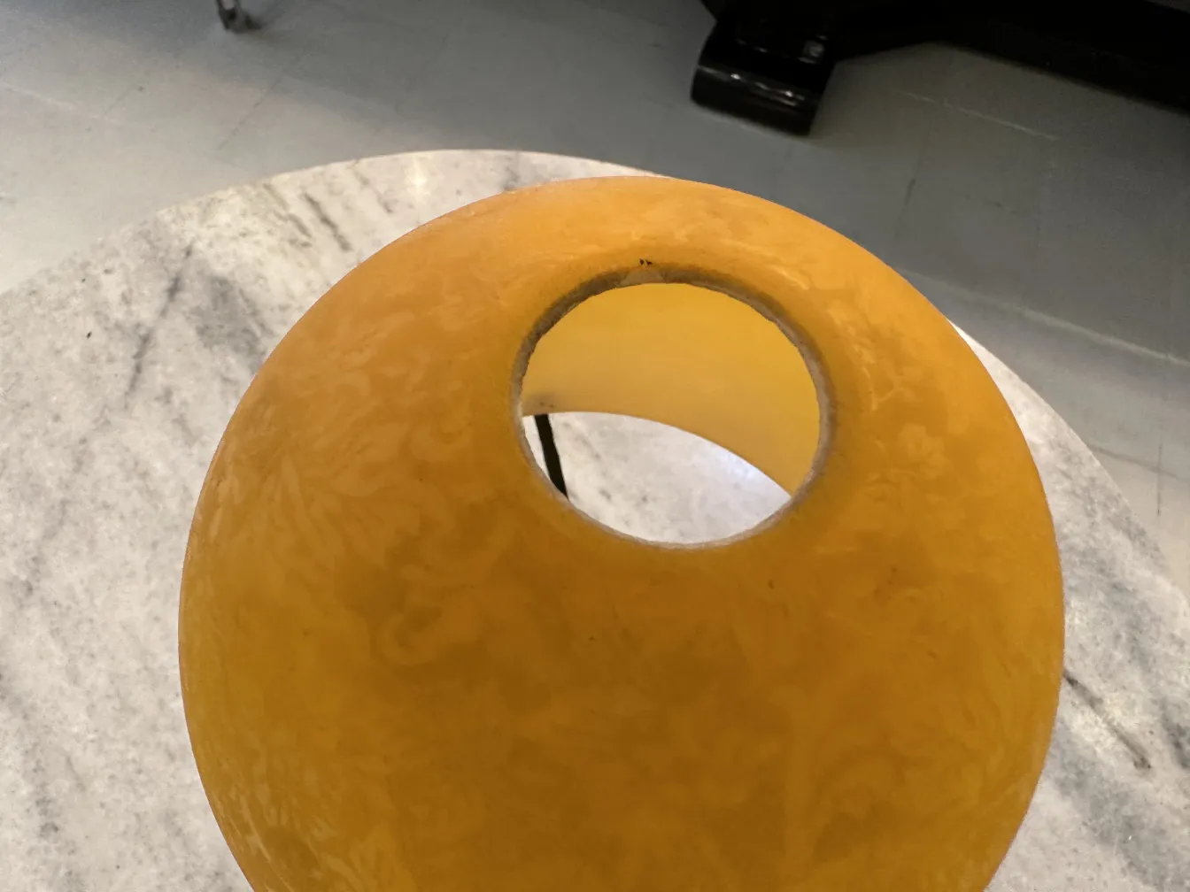 Luminária de mesa antiga amarela com padrão floral