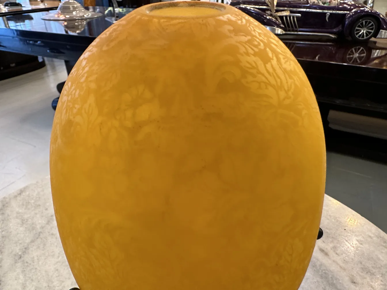 Lampe de bureau ancienne avec un grand design dans un cadre raffiné.