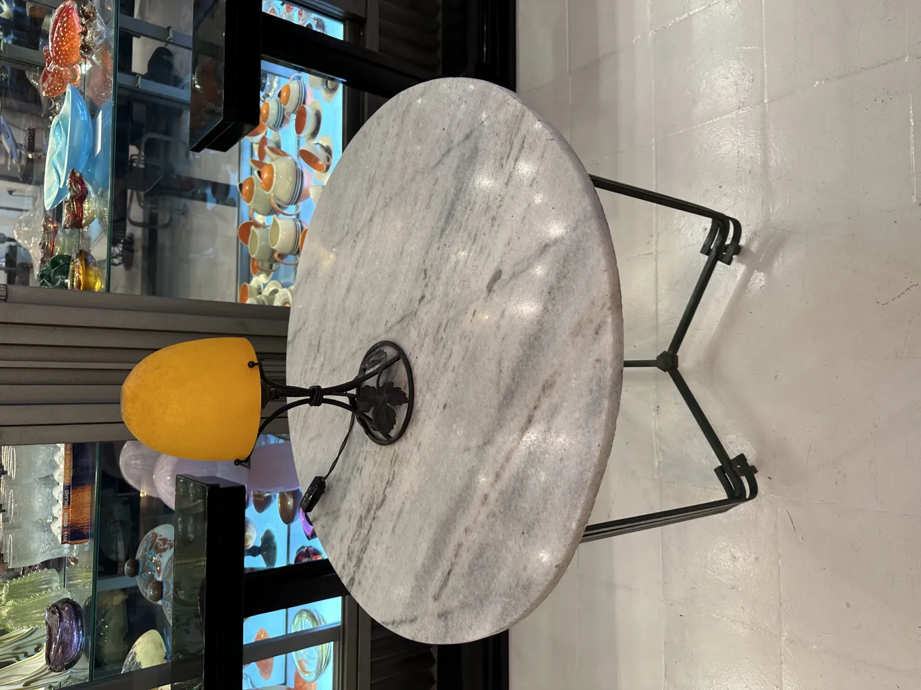 lampada da tavolo antica con paralume giallo, decorativa