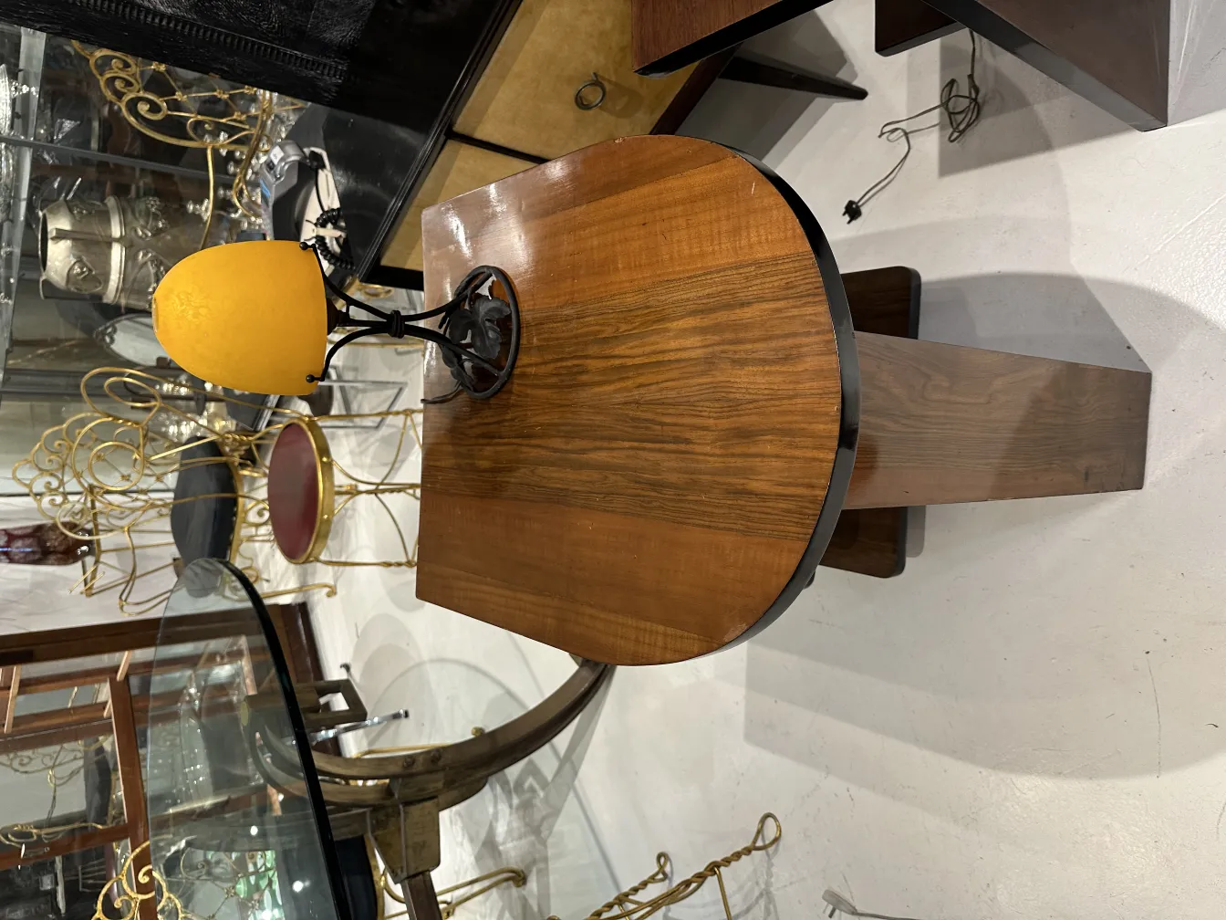 Ancienne lampe de bureau avec abat-jour rond jaune sur table en bois