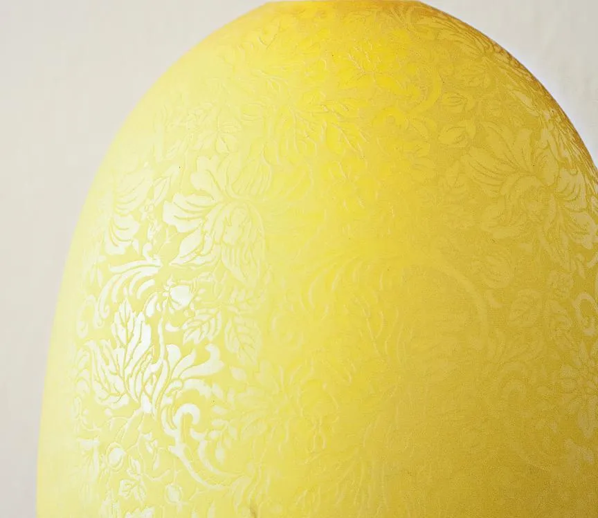 Antike Tischlampe mit gelbem Blumendesign