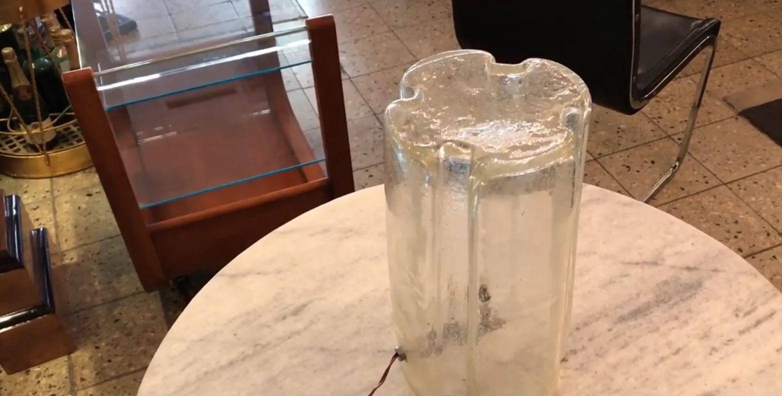 lampada da tavolo antica con forma decorativa su un tavolo