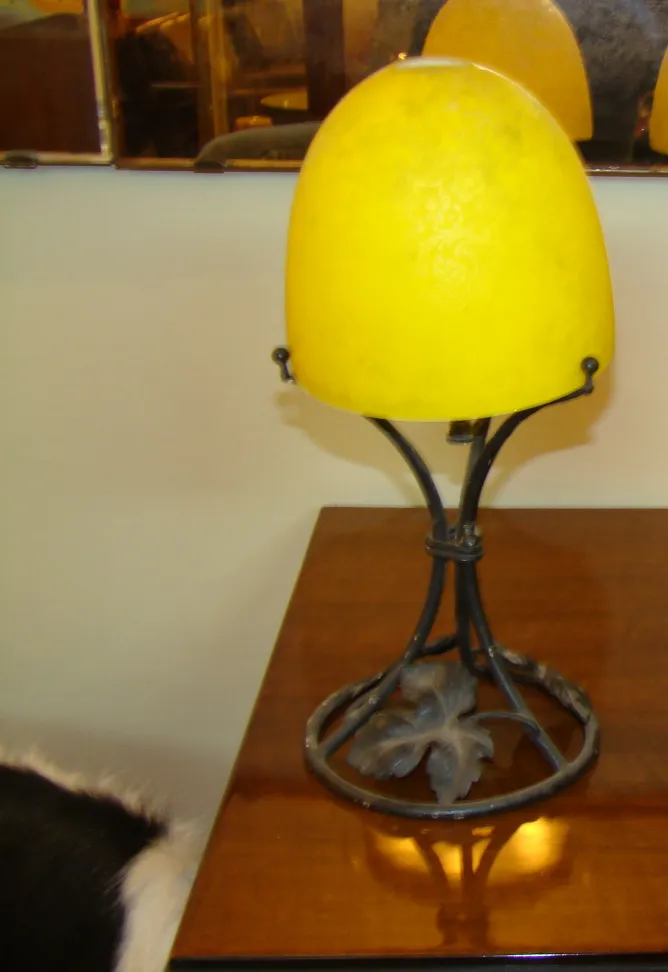 Lampada da tavolo antica con paralume giallo in un ambiente elegante