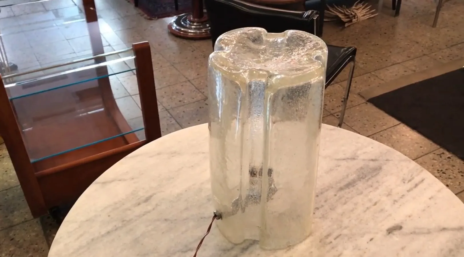 Lampada da tavolo antica con design traslucido, che abbellisce l'ambiente