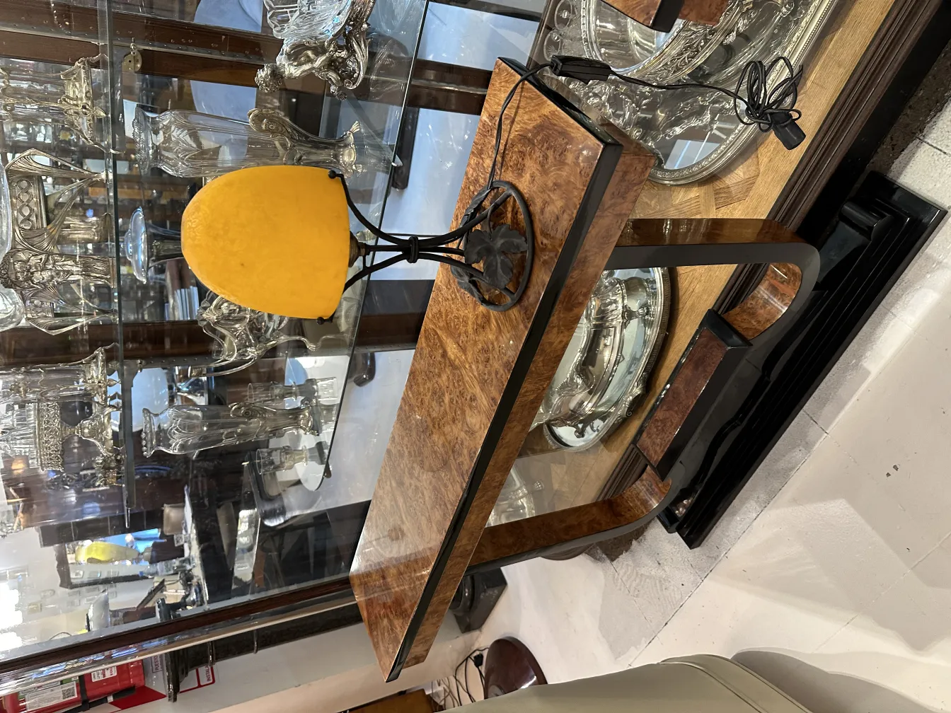 Antike Tischlampe mit gelbem Schirm in elegantem Ambiente.