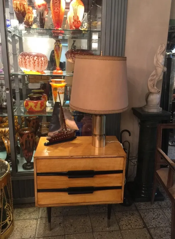 lampe antique de bureau avec abat-jour dans l'environnement