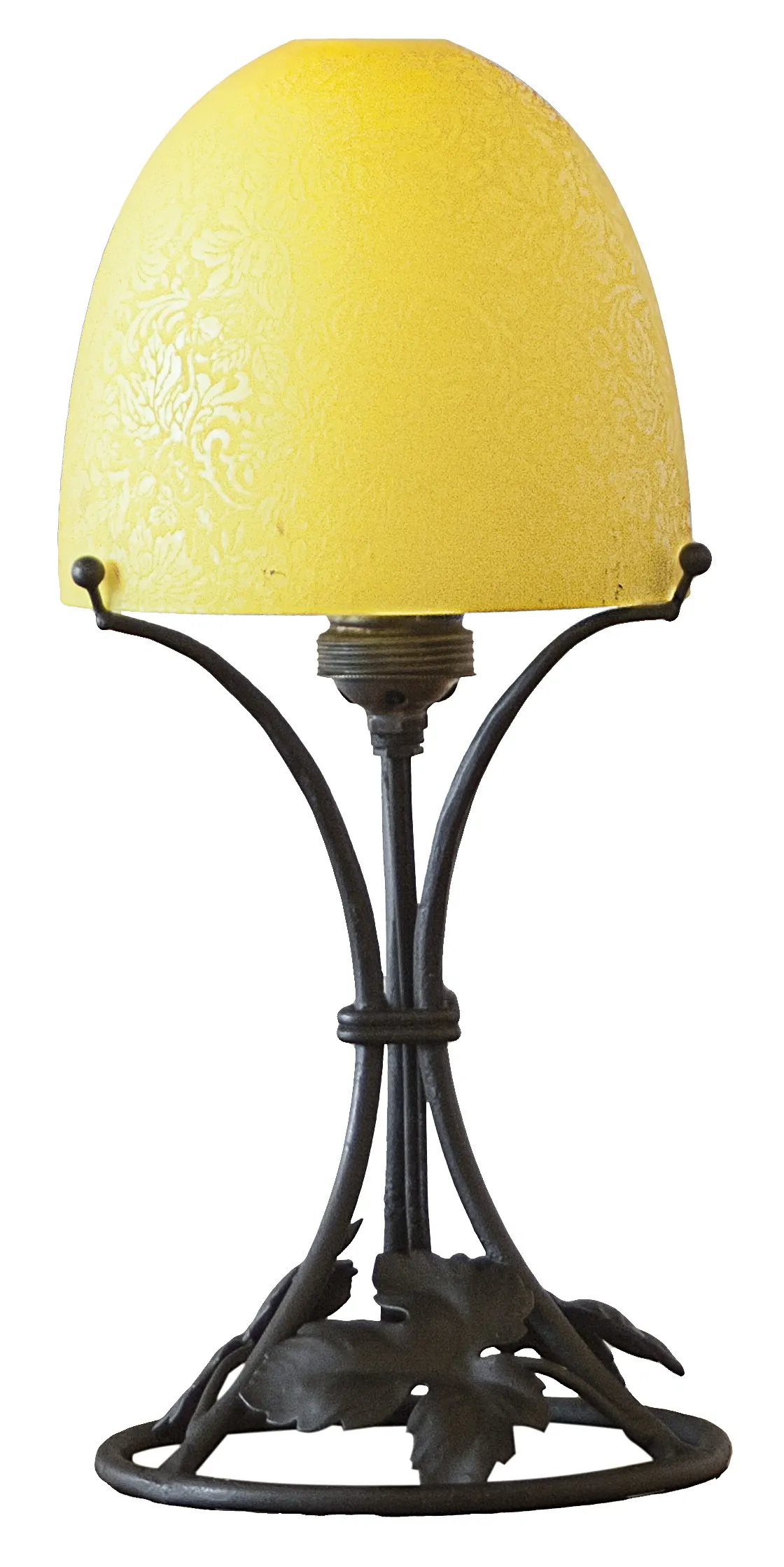Luminária de mesa antiga com abajur amarelo decorativo, base de ferro.