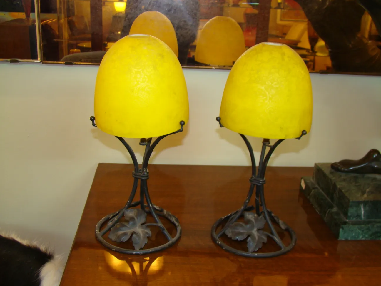 Lampada da tavolo antica con paraluce giallo, design classico, atmosfera accogliente.
