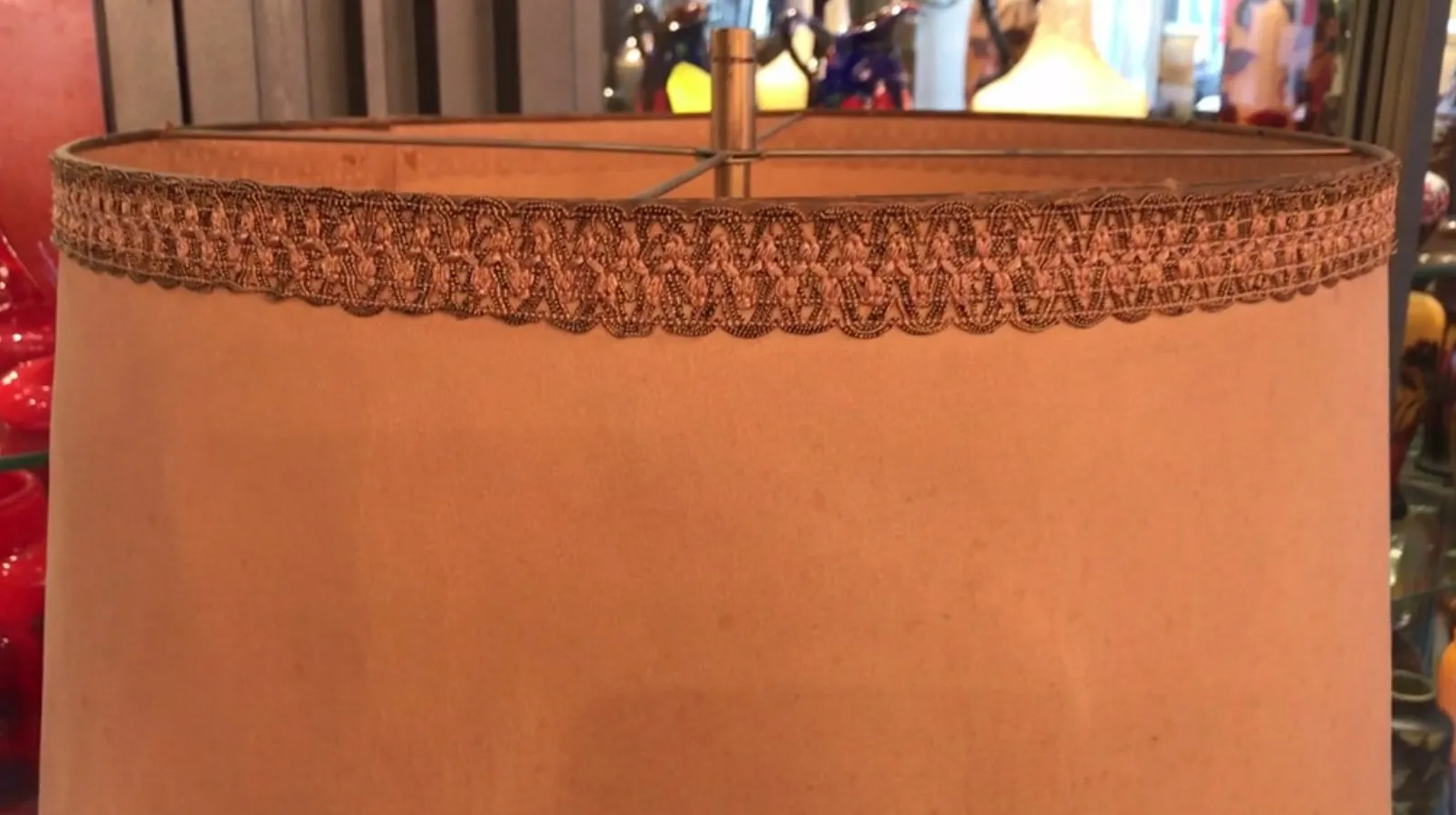 Luminária de mesa antiga com design clássico e elegante