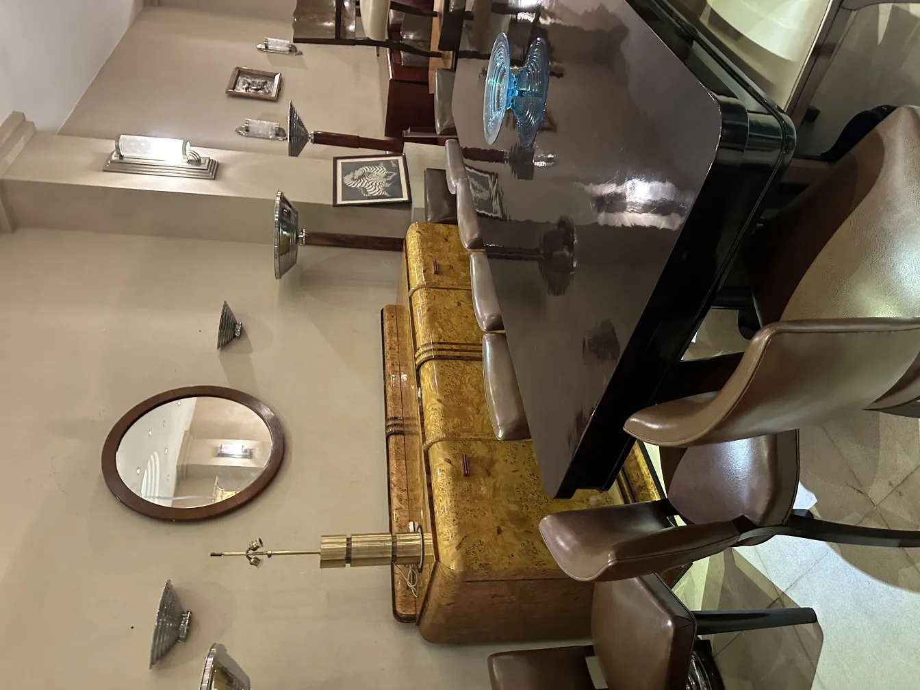 lampara de mesa antigua con detalles elegantes y un entorno acogedor