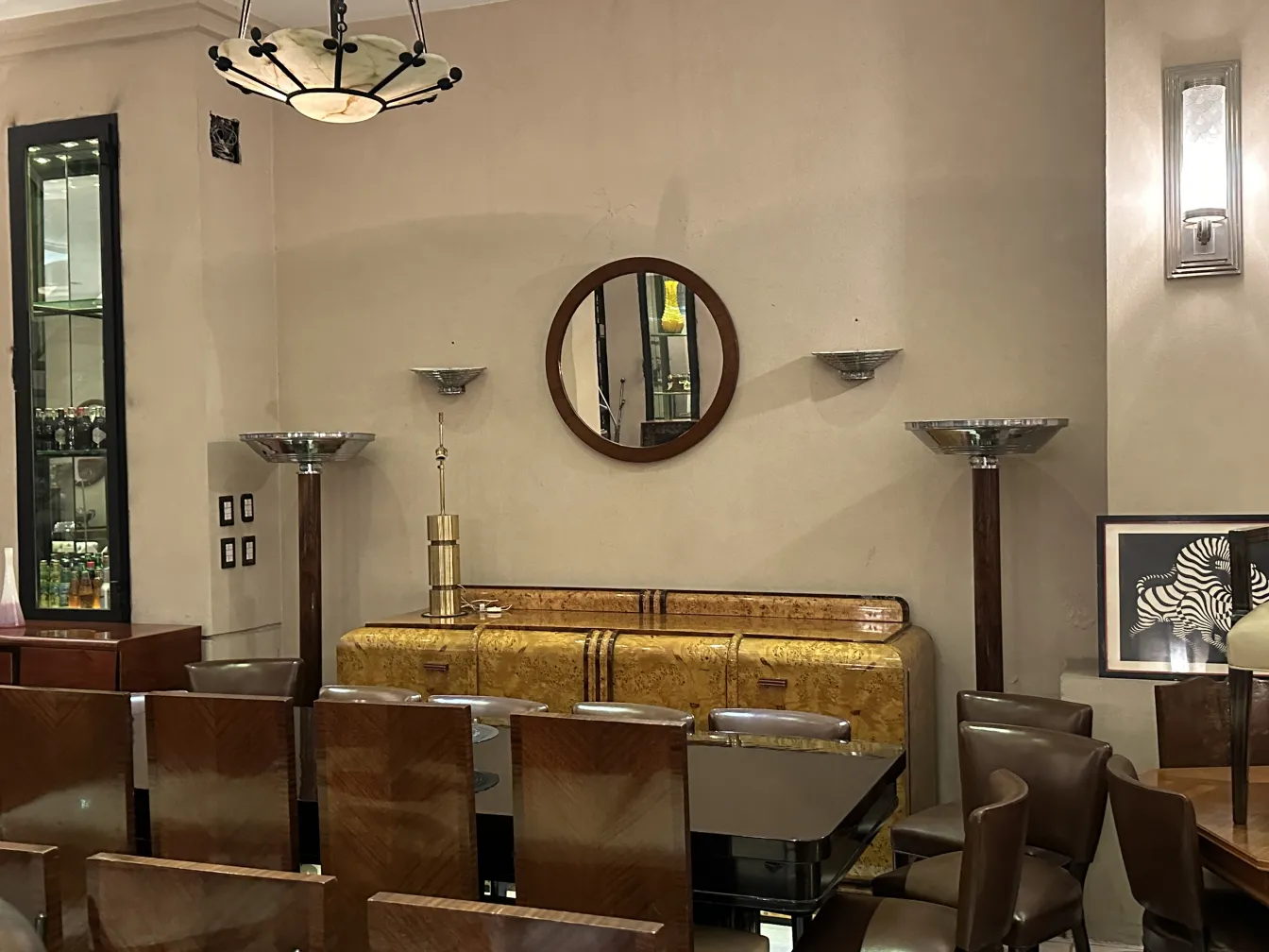 Vista de una lámpara de mesa antigua con un diseño elegante en un entorno moderno.