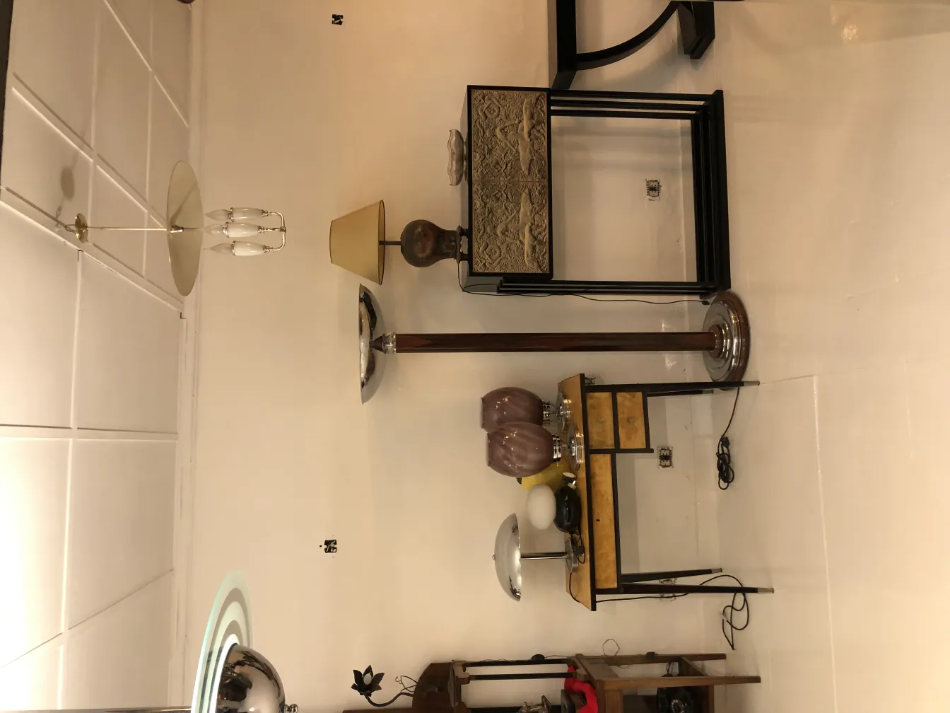 Luminária de mesa antiga com design elegante em um ambiente