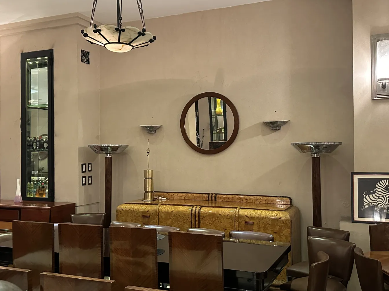 Luminária de mesa antiga com design elegante em primeiro plano, cercada por móveis clássicos