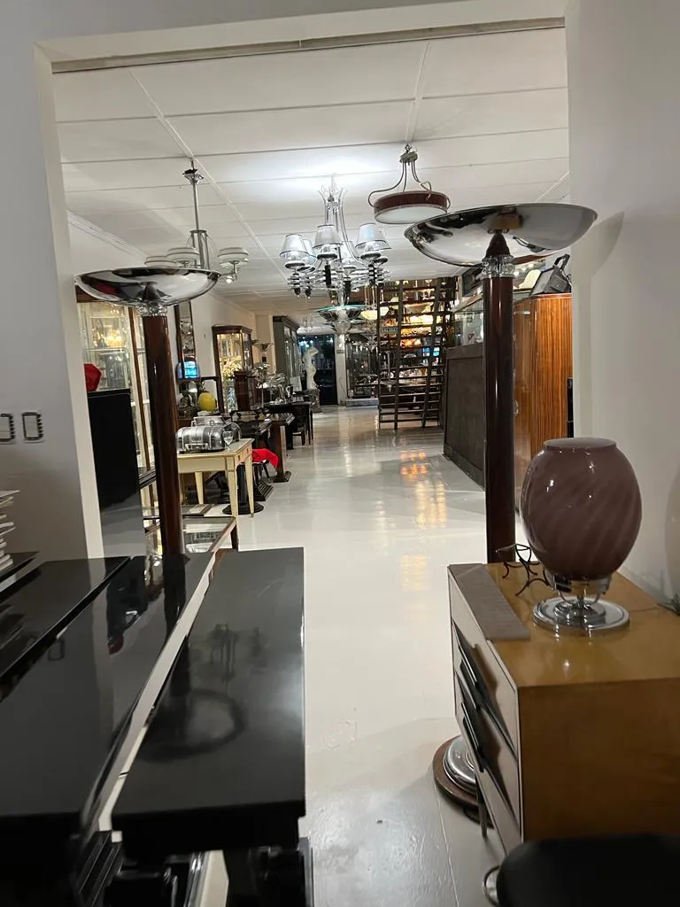 Lampada da tavolo antica con design elegante in ambiente classico