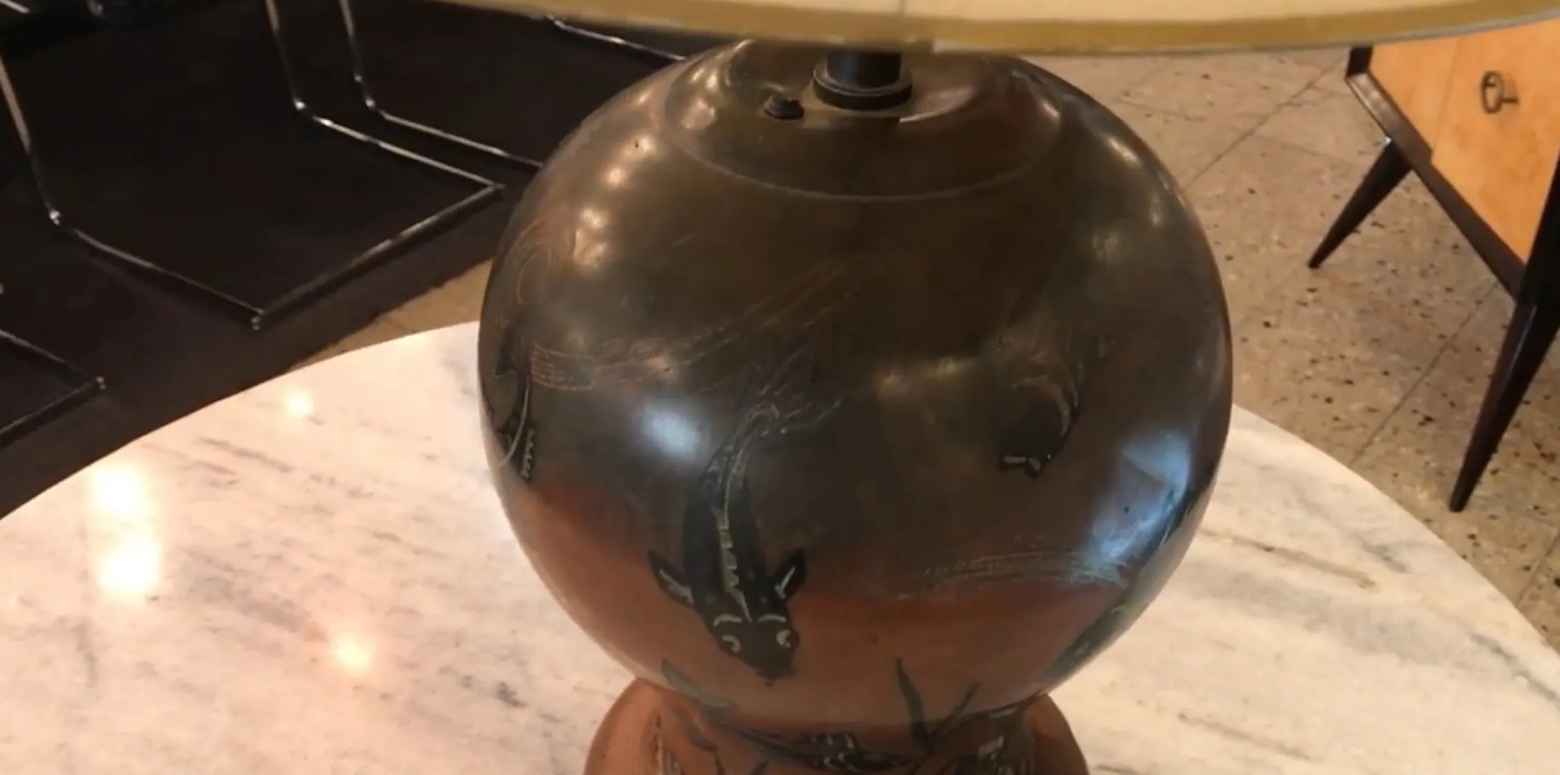 lámpara de mesa antigua con diseño decorativo en forma de esfera