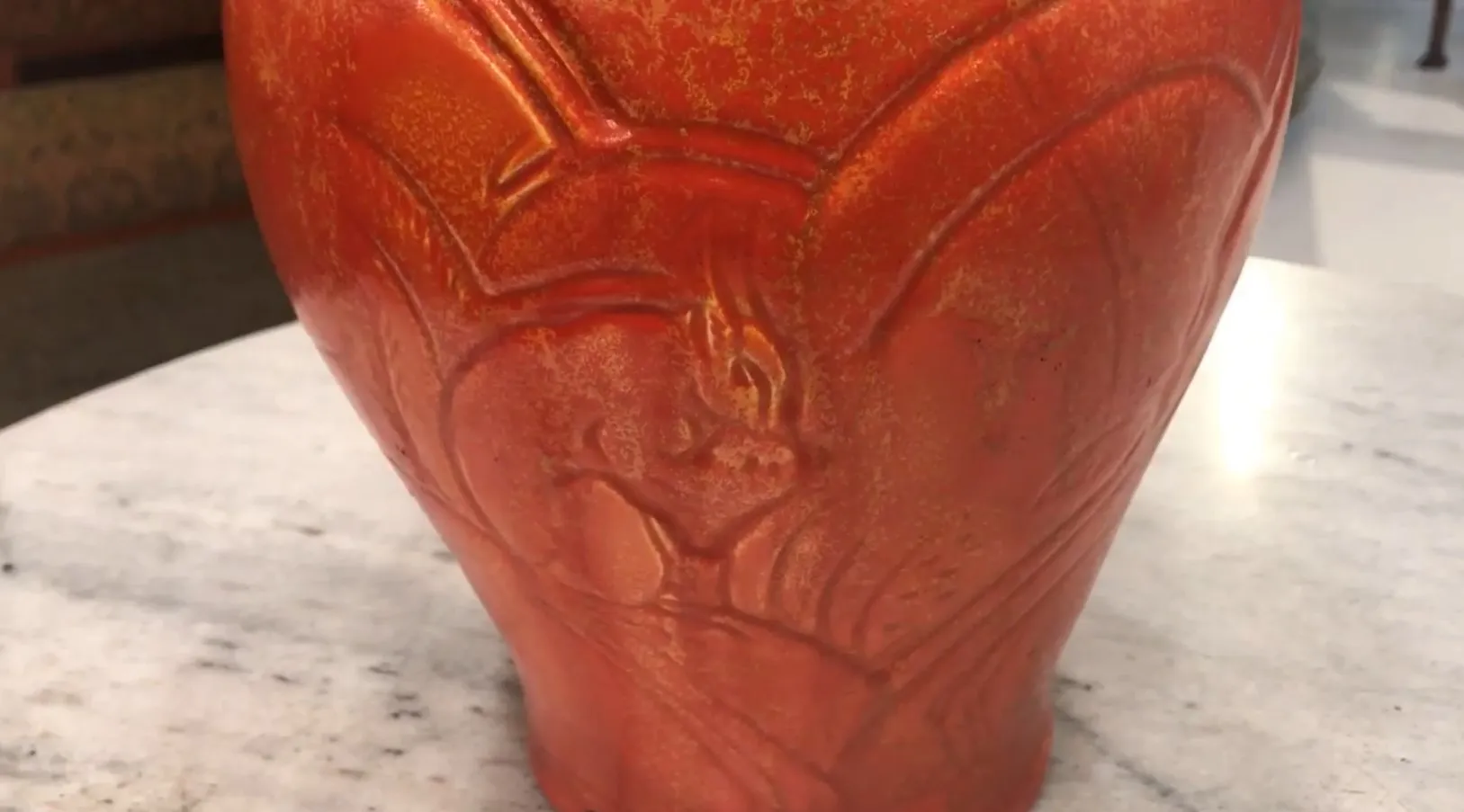 luminária de mesa antiga com acabamento decorativo em vermelho