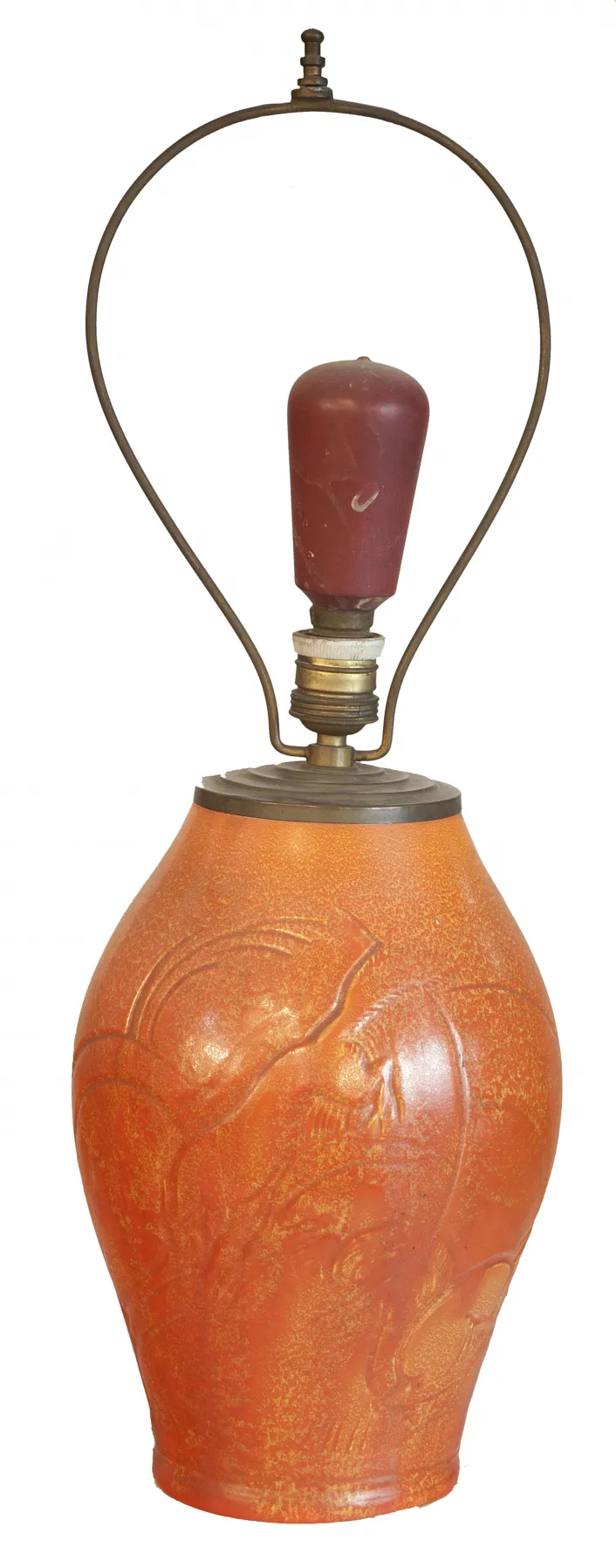 lampe de bureau ancienne avec un design accrocheur et base