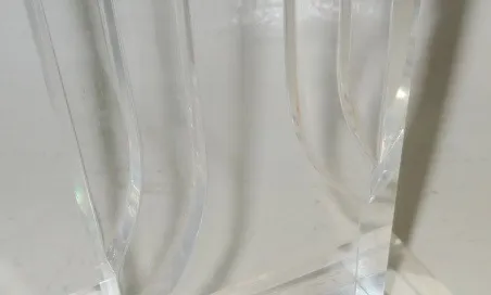 مصباح طاولة قديم من الزجاج، أنيق وراقي.