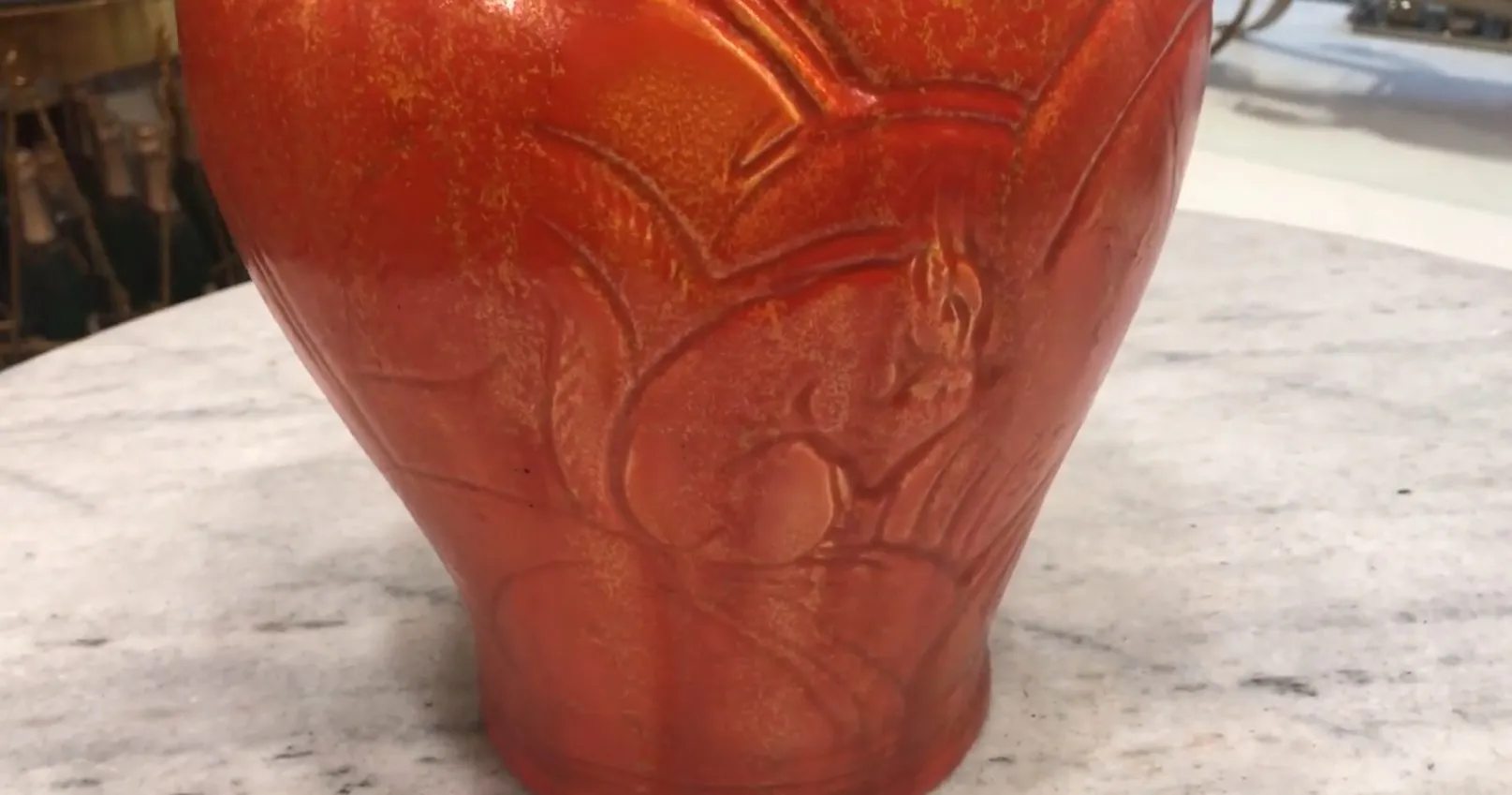 lampada da tavolo antica con dettagli decorativi in rosso