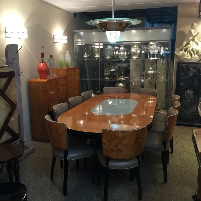 luminária de mesa antiga com design decorativo em uma sala elegante