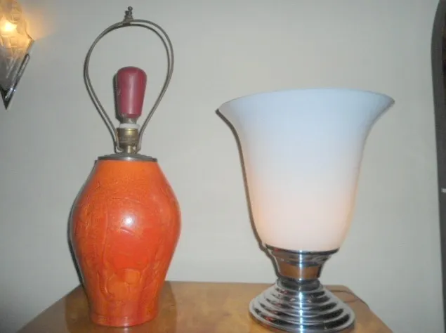 antiga luminária de mesa com base de cerâmica laranja