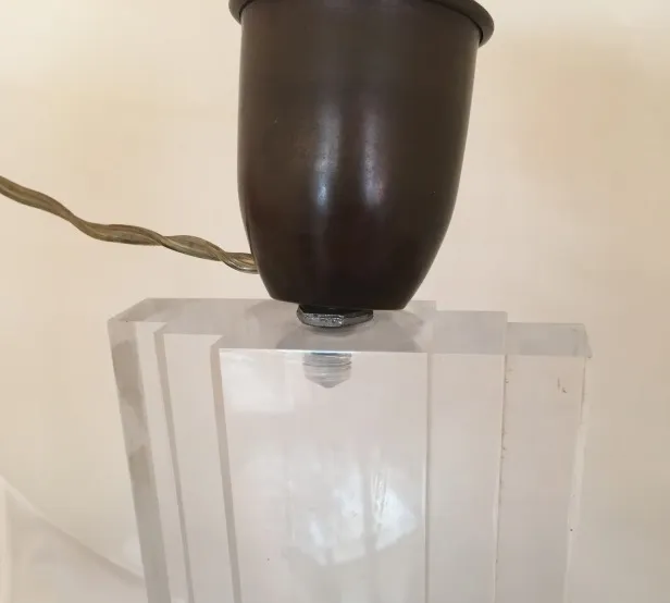 Lampe de bureau antique avec base translucide et design classique.