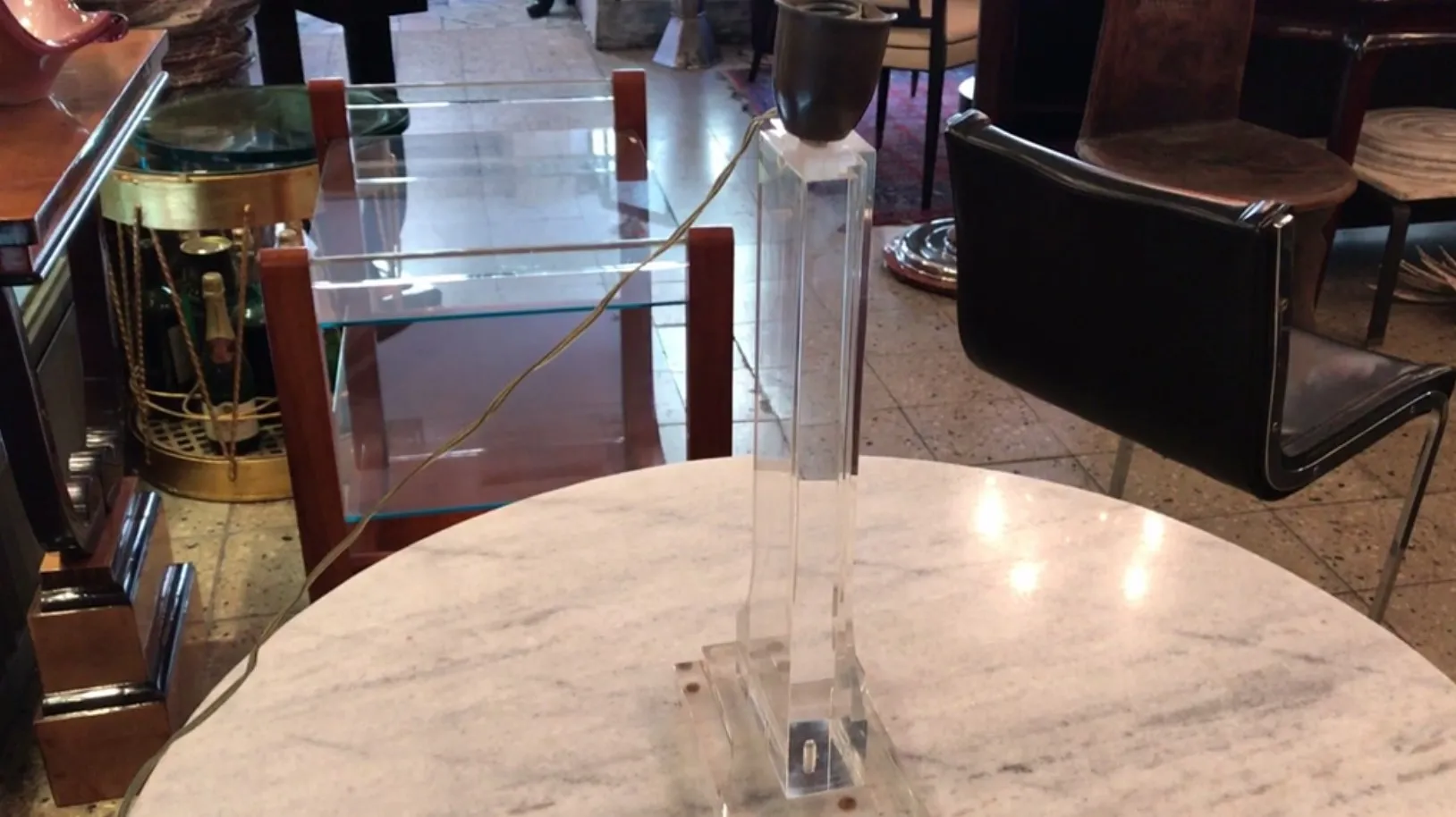 antike tischlampe mit klarer basis und glühbirne