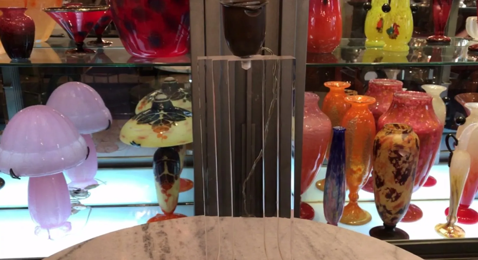 प्राचीन टेबल लैंप, सजावटी प्रकाश के साथ एक आकर्षक डिजाइन।