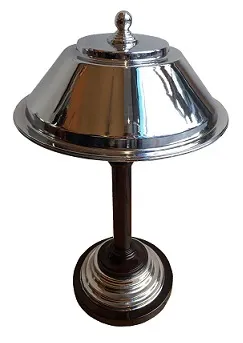 lámpara de mesa antigua con acabado brillante en metal, elegante diseño