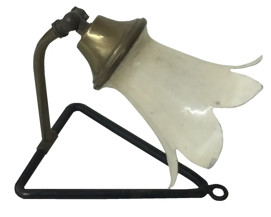 luminária de mesa antiga com cúpula em forma de flor em uma base triangular