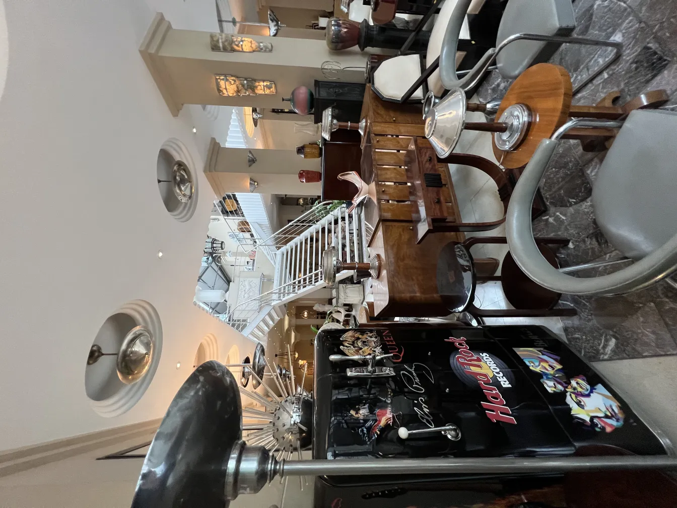 antiga luminária de mesa decorativa em um ambiente elegante com vários móveis